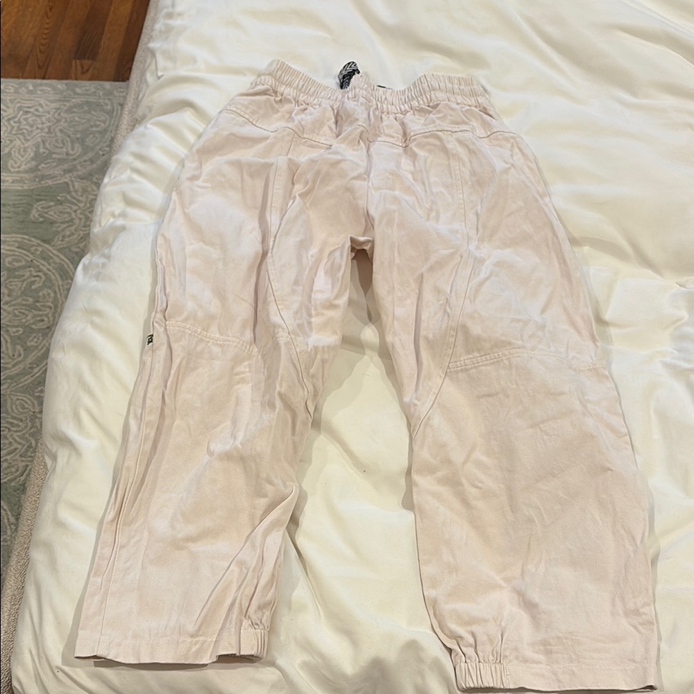 Floral Embroidered Cropped Pants - Picture 2 of 2